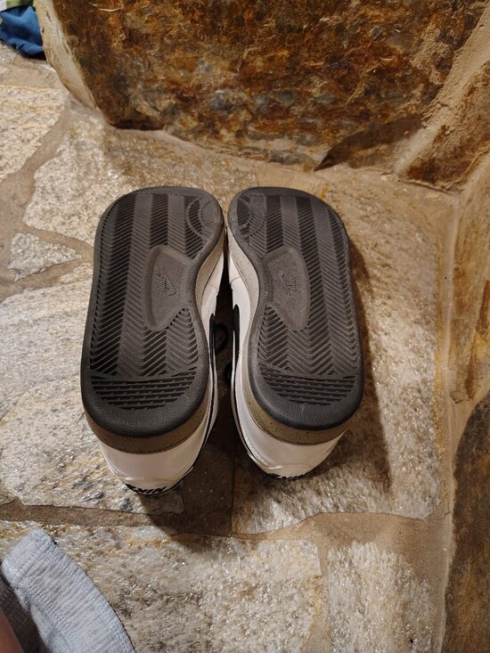 Athletic_Shoes